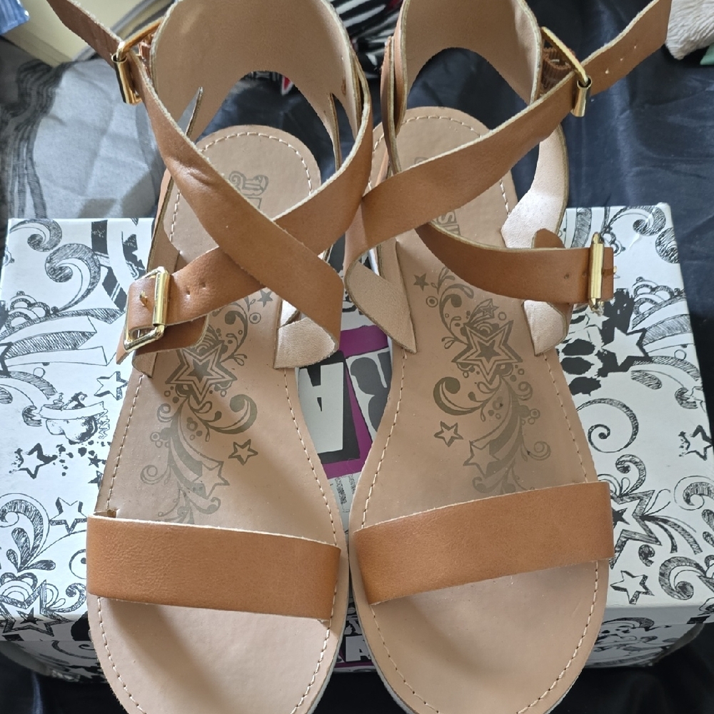 Brash Tan Sandals Elegant Crisscross Design